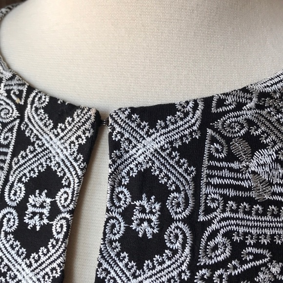 Beautiful sleeveless blouse - Picture 4 of 6